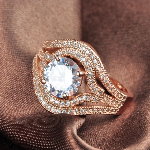 Luxury Crystal Ring   S8 - Picture 2 of 3